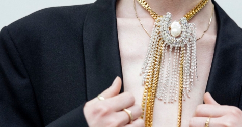 Дутые кольца, серьги-бабочки и подвески-лампочки: украшения, которые будем носить весной и летом