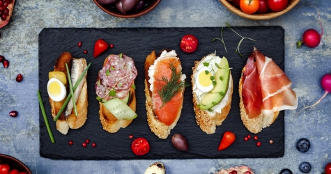 Заливная не рыба, сморреброд и эклеры с крабом: что и где заказать к новогоднему столу