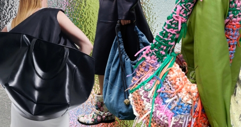 Цилиндры, лохматые и в размере XXL: главные сумки осени 2024