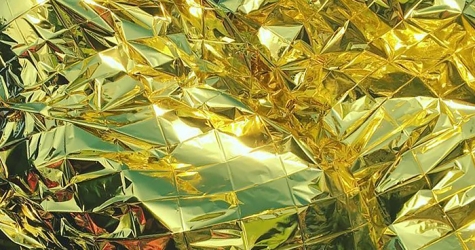 Ай Вэйвэй одел гостей Берлинского кинофестиваля в спасательное одеяло