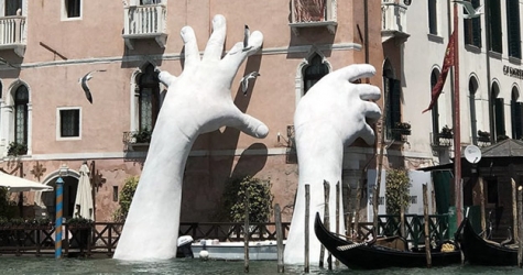 В Венеции появилась инсталляция в виде огромных рук