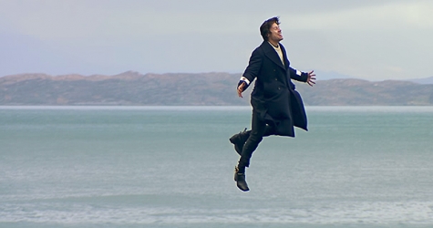 Гарри Стайлс парит в воздухе в клипе «Sign of the Times»