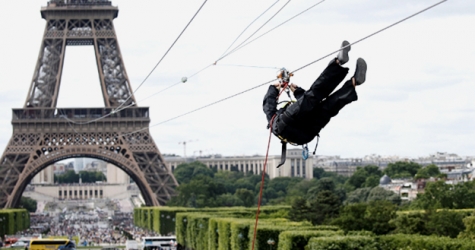 На Эйфелевой башне установили аттракцион