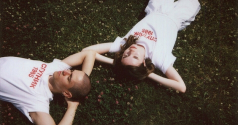 Почему российская уличная мода увлеклась панельками и 90-ми