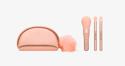 M.A.C выпустил набор мерцающих кистей в цвете millennial pink