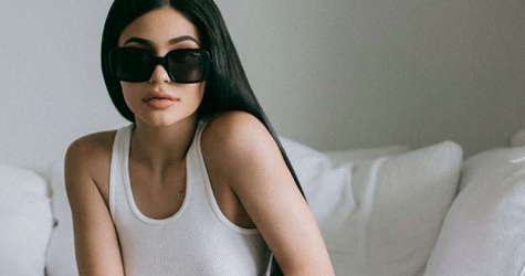 Кайли Дженнер выпустит 28 рождественских теней