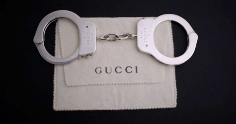 Серебряные наручники Gucci 1998 года появились в продаже