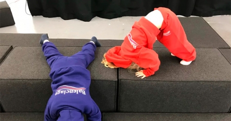 Дети играют в обычном офисе в вещах из новой коллекции Balenciaga