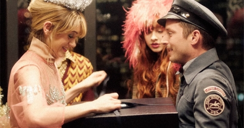 Актриса из «Очень странных дел» и Элайджа Вуд снялись в фильме Prada