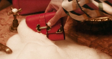 Кошелек Prada окунают в ванну из пены в новом фильме