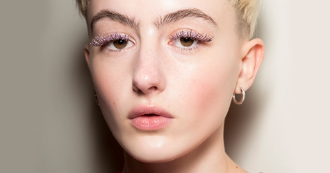 Как повторить макияж с блестящими ресницами с показа Ryan Lo