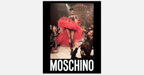 Наоми Кэмпбелл вышла на подиум в красной пачке и сетчатых колготках