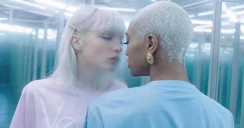 Versace снял рекламную кампанию про любовь в луна-парке
