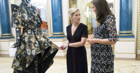 Кейт Миддлтон открыла выставку о моде в Букингемском дворце