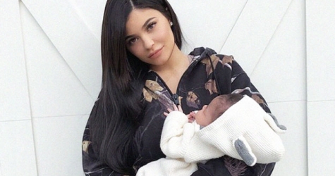 Кайли Дженнер выложила в Instagram первое фото с дочерью