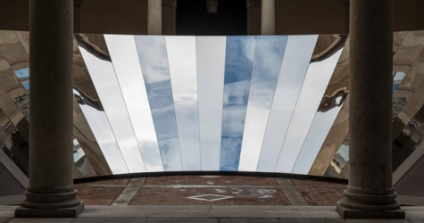 Американский художник создал вместе с COS инсталляцию в Милане