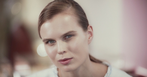 Саша Ревенко показывает, как наносить хайлайтер, — в проекте Buro 24/7 и Chanel