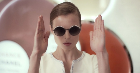 Саша Ревенко красится и танцует в проекте Buro 24/7 и Chanel