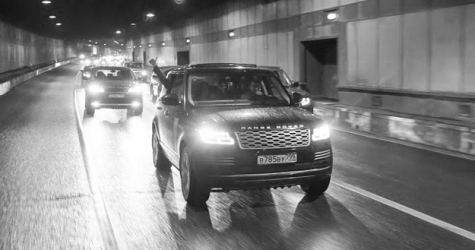 В Москве прошел парад автомобилей Land Rover