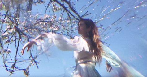 Луна выпустила сюрреалистичное видео на песню «Jukebox»
