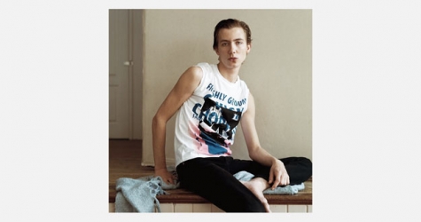 Loewe создал футболки в поддержку борьбы со СПИДом