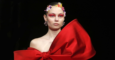 Акварель на веках, жемчуг в волосах, перья на ресницах: бьюти-обзор кутюрной недели моды