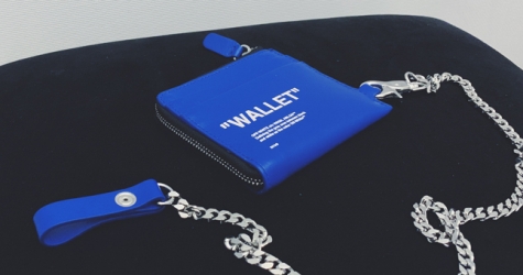 Мужской показ: анорак, бейсболка и кошелек