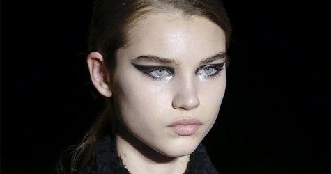 Как повторить макияж с графичными стрелками с показа Saint Laurent