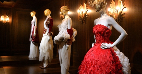 Первый взгляд: выставка Alexander McQueen: Savage Beauty в Музее V&A