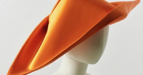 Джонатан Андерсон создал серию головных уборов — корнетов