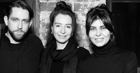 Софья Капкова и Вика Газинская на спектакле «Топливо» в интеллектуальном клубе «418»