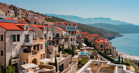 В Черногории строят город Luštica Bay с гольф-полем