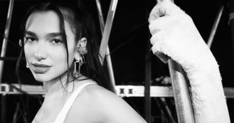 Дуа Липа и Моника Левински обсудили права женщин в подкасте «К вашим услугам»