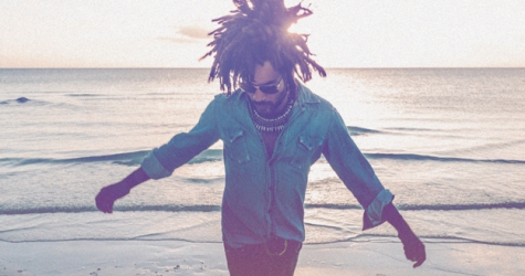 Ленни Кравиц поет и играет на ударных в видео на песню «Low»