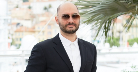 Кирилл Серебренников вышел на поклон с артистами после спектакля в «Гоголь-центре»