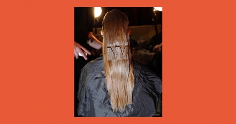 На показе Alexander Wang создали укладки с выпуклыми буквами