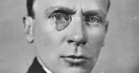 С охапкой дров, зато в монокле: Михаил Булгаков как икона декадентского стиля