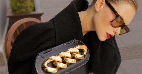 «Однажды в моей сумке лежал походный чайник». Лиза Громова, Kristina Si, Маша Янковская и другие девушки — о том, что лежит в их сумках