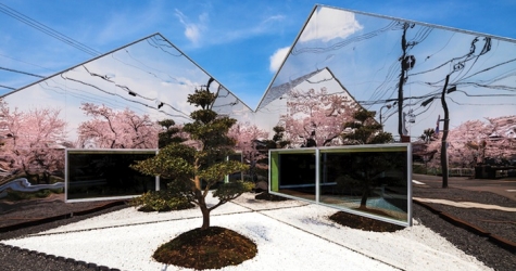Кафе Mirrors в цветущем саду сакуры города Гифу