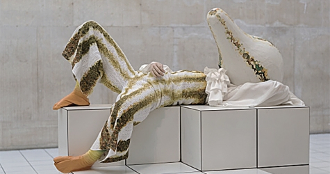 Loewe создал костюмы для перформанса современной художницы