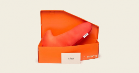 Nike представил подарочную подушку в виде Swoosh