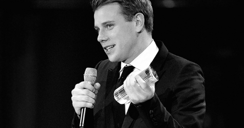 Джонатан Андерсон раздаст брелки и переводные татуировки в Лондоне