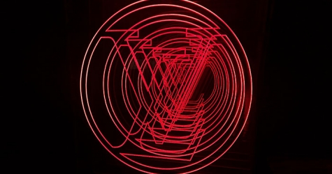 Louis Vuitton посвятил своим витринам книгу