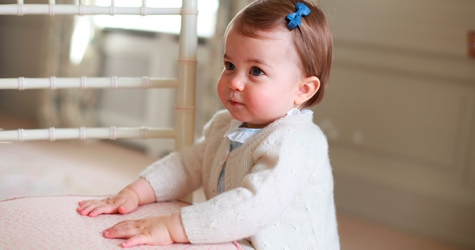 Первые шаги: Кенсингтонский дворец опубликовал новые фото принцессы Шарлотт