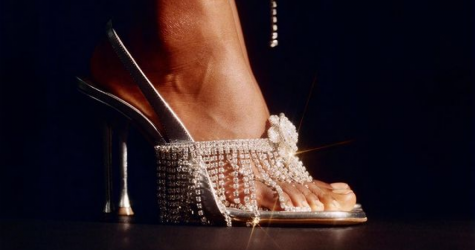 Перья, жемчуг и кристаллы — в Новый год можно все и сразу! Собираем праздничные образы с Юлей Катькало