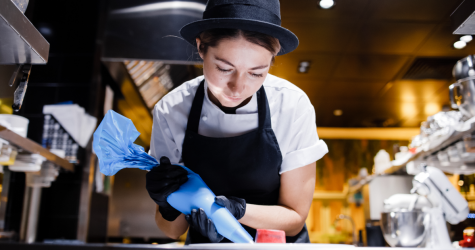 Собаку съесть и на елку влезть: о хайпе и сладостях — с кухни BURO. TSUM