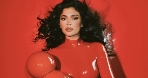 Кайли Дженнер анонсировала новый аромат Cosmic Intense