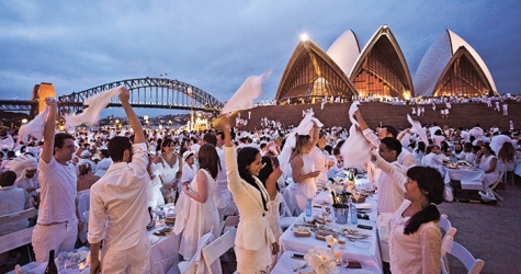 Тысячи гостей в белом у Sydney Opera House