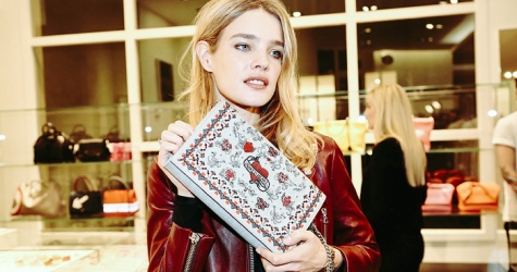 Наталья Водянова сделала сумку в помощь фонду \"Обнаженные сердца\"