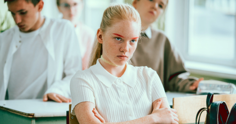 «Люблю проекты на стыке комедии и драмы». Наталия Мещанинова — о сериале «Алиса не может ждать»